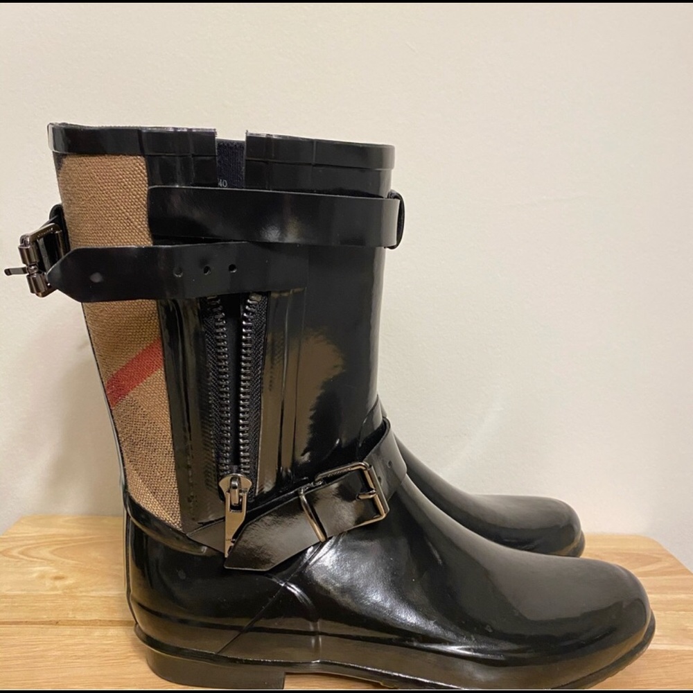 WOMEN’S BURBERRY Rainboots